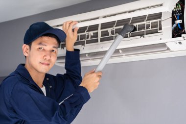 hava conditio temizlemek için elektrikli süpürge kullanarak teknisyen hizmeti