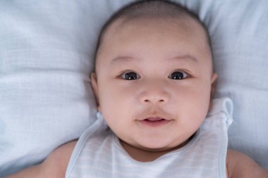 mutlu bebek bir yatakta yatan