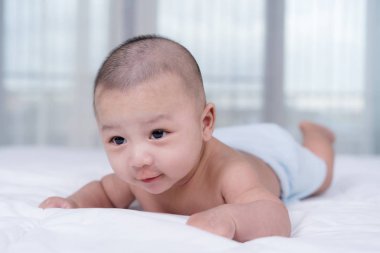 yatakta mutlu bebek