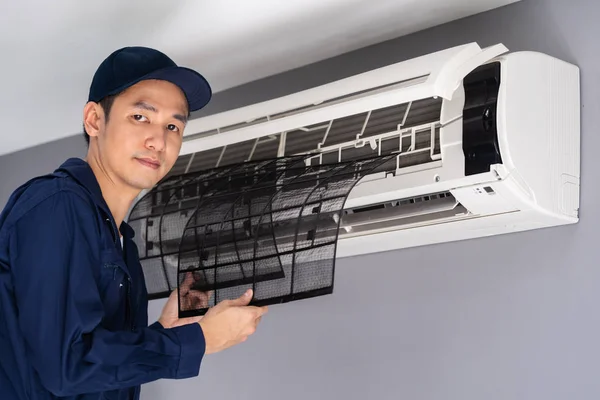 Technician service removing air filter of air conditioner for cl — Stock Photo, Image