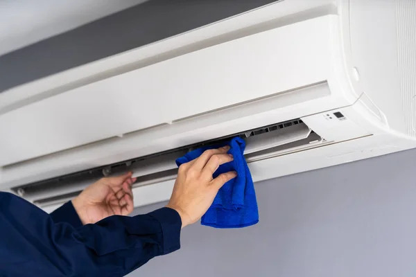 Bezle klima temizliği teknisyeni servisini kapatın — Stok fotoğraf