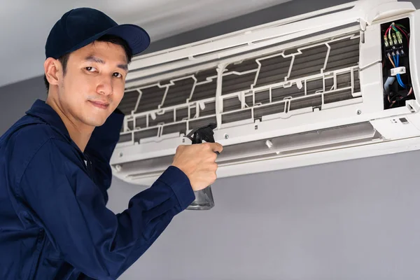Serviço técnico de limpeza do condicionador de ar — Fotografia de Stock