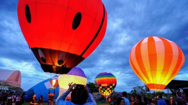 Hava balonları Nakhonr gece parlayan brülör alev ile parlıyor 