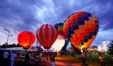 Hava balonları Nakhonr gece parlayan brülör alev ile parlıyor 