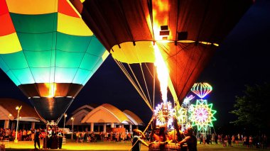 Hava balonları Nakhonr gece parlayan brülör alev ile parlıyor 