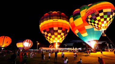 Hava balonları Nakhonr gece parlayan brülör alev ile parlıyor 