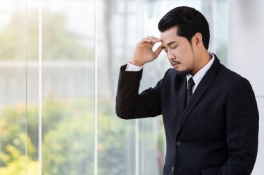 stresli iş adamı ofiste sorun hakkında düşünme