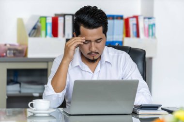 dizüstü bilgisayar ve çalışma sorunu kullanarak stresli iş adamı 