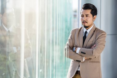 kollarını çapraz iş adamı