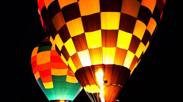 Geceleri parlayan brülör alev ile sıcak hava balonu yakın — Stok fotoğraf