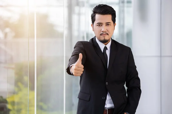 Homem de negócios mostrando polegares para cima sinal no escritório — Fotografia de Stock