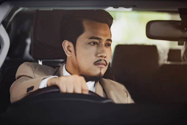 Hombre de negocios conduciendo un coche —  Fotos de Stock