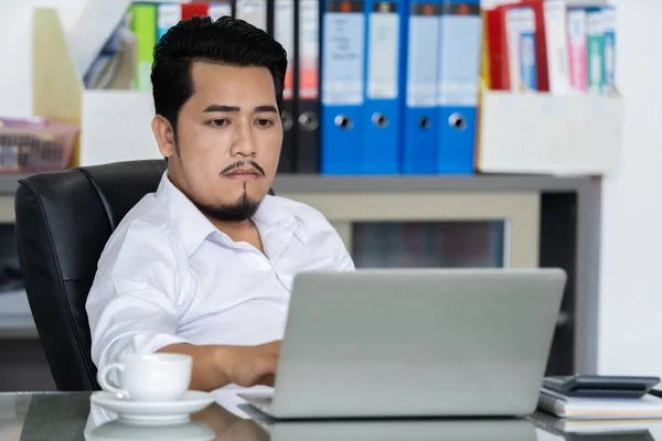 Hombre de negocios utilizando ordenador portátil — Foto de Stock