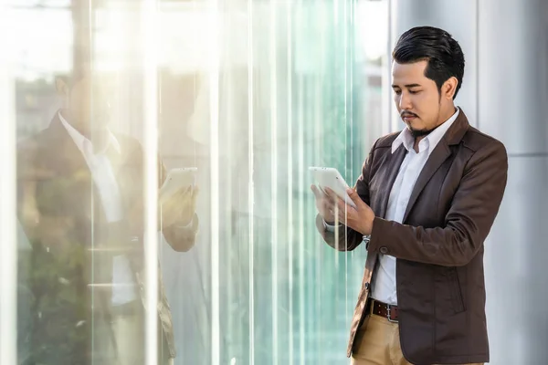 Hombre de negocios usando tableta en la oficina — Foto de Stock