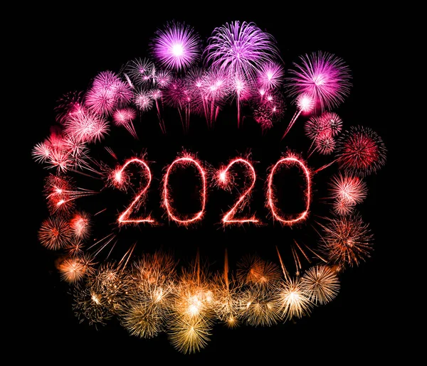 2020 สุขสันต์วันปีใหม่ ดอกไม้ไฟเขียนประกายไฟในเวลากลางคืน — ภาพถ่ายสต็อก