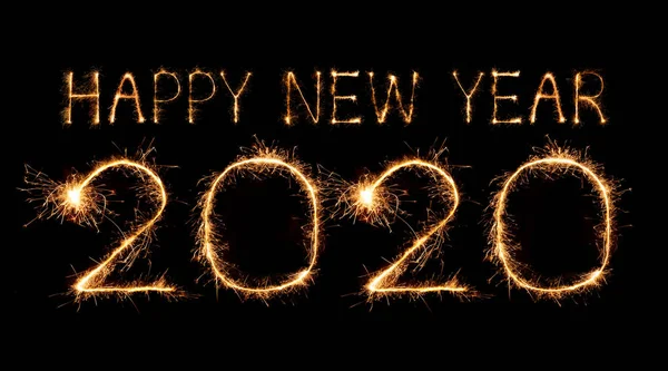 2020 gelukkig Nieuwjaar vuurwerk geschreven wonderkaarsen 's nachts — Stockfoto