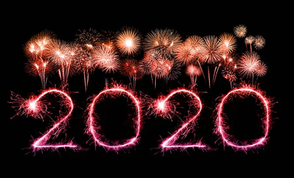 2020 สุขสันต์วันปีใหม่ ดอกไม้ไฟเขียนประกายไฟในเวลากลางคืน — ภาพถ่ายสต็อก