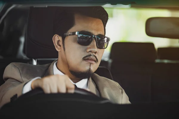 Hombre de negocios conduciendo un coche — Foto de Stock