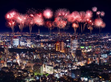 Tokyo şehir manzarası üzerinde geceleyin havai fişekler, Japonya