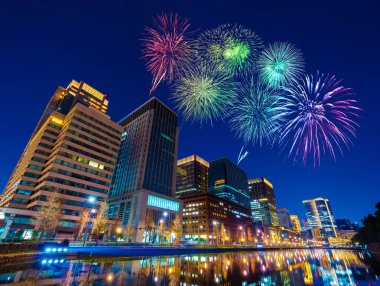 Tokyo şehir manzarası üzerinde geceleyin havai fişekler, Japonya