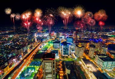 Yokohama şehri üzerinde geceleyin havai fişekler, Japonya