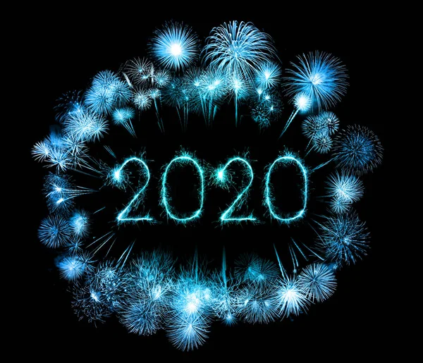 2020 szczęśliwego nowego roku fajerwerki napisane zimne ognie w nocy — Zdjęcie stockowe