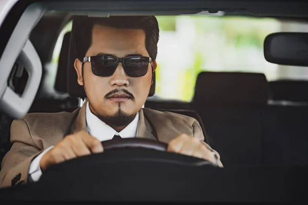 Hombre de negocios conduciendo un coche — Foto de Stock