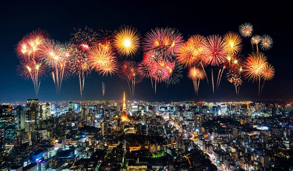 Fyrverkerier över Tokyo stadsbild på natten, Japan — Stockfoto