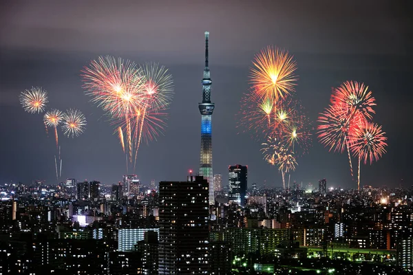 Fyrverkerier över Tokyo stadsbild på natten, Japan — Stockfoto