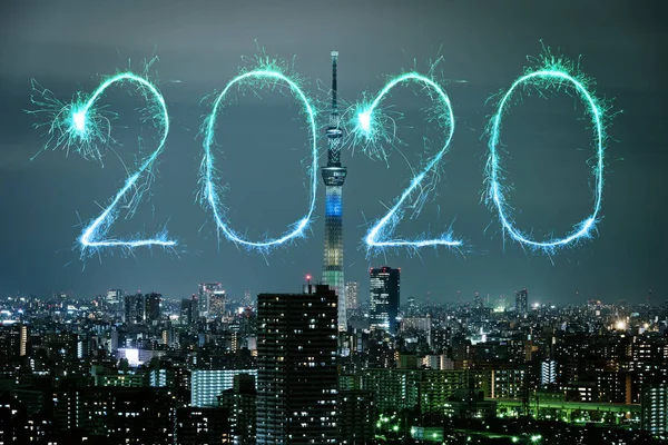 2020 Feliz Año Nuevo fuegos artificiales sobre Tokio paisaje urbano por la noche, Japonés —  Fotos de Stock