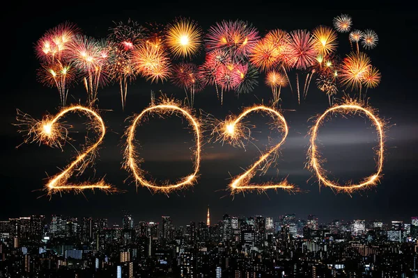2020 gelukkig nieuwjaar vuurwerk over Tokyo stadsgezicht 's nachts, Jap — Stockfoto