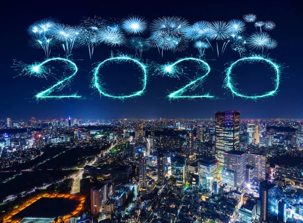 2020 Mutlu Yıllar Tokyo şehri üzerinde geceleyin havai fişekler, Japon — Stok fotoğraf