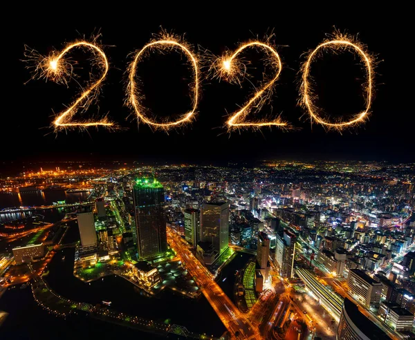 2020 Fogos de artifício de Feliz Ano Novo sobre a paisagem urbana de Yokohama à noite , — Fotografia de Stock