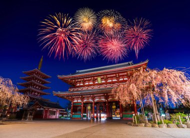 Tokyo, Japonya 'da geceleyin Asakusa Tapınağı' nda havai fişekler.