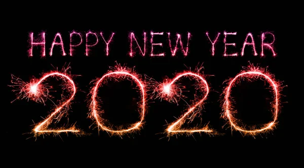 2020 gelukkig Nieuwjaar vuurwerk geschreven wonderkaarsen 's nachts — Stockfoto