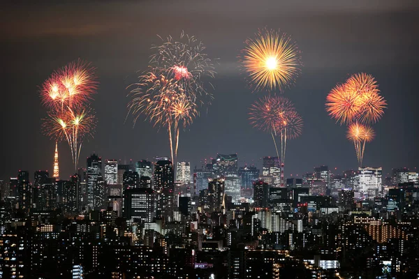 Feux d'artifice au-dessus du paysage urbain de Tokyo la nuit, Japon — Photo