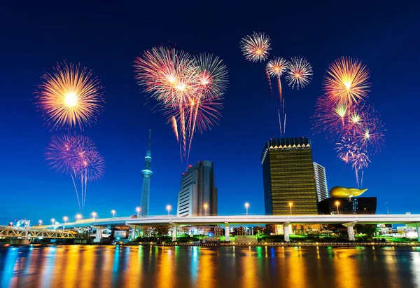 Fuegos artificiales sobre el paisaje urbano de Tokio por la noche, Japón — Foto de Stock