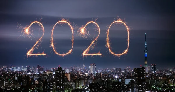 2020 Feliz Ano Novo fogos de artifício sobre a paisagem urbana de Tóquio à noite, japonês — Fotografia de Stock