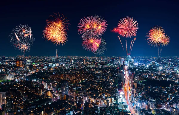 夜の東京の街中花火,日本 — ストック写真