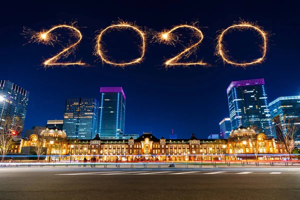 2020 สุขสันต์วันปีใหม่ที่สถานีโตเกียวตอนกลางคืนในโตเกียว — ภาพถ่ายสต็อก