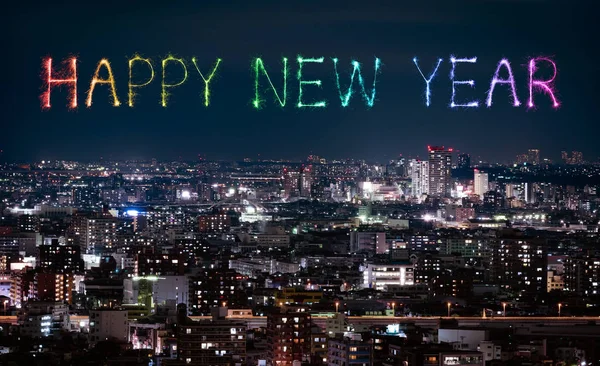 Szczęśliwego Nowego Roku fajerwerki nad Tokio miasta w nocy, Japonia — Zdjęcie stockowe