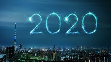 2020 Mutlu Yıllar Tokyo şehri üzerinde geceleyin havai fişekler, Japon