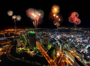 Yokohama şehri üzerinde geceleyin havai fişekler, Japonya