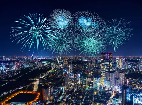 Fuochi d'artificio sul paesaggio urbano di Tokyo di notte, Giappone — Foto Stock