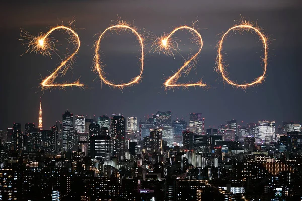 2020 Hyvää uutta vuotta ilotulitus Tokion kaupunkikuva yöllä, japsi — kuvapankkivalokuva