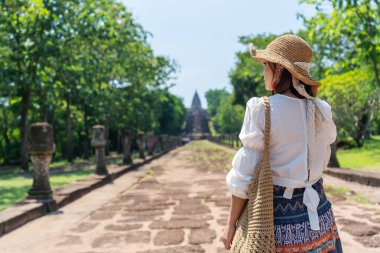 Kadın Buriram 'daki Prasat Khao Phanom Rung Tarihi Parkı' nı ziyaret etti., 