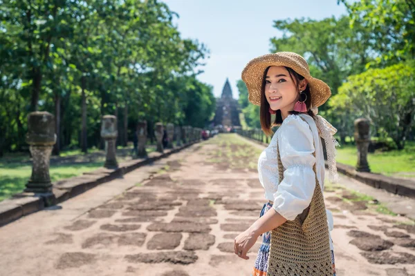 Žena návštěva Prasat Khao Phanom Rung Historický park v Buriramu, — Stock fotografie