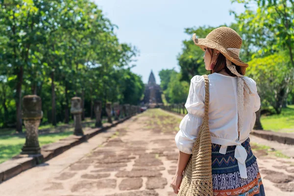 Женщина посетить Прасат Кхао Фаном Рунг исторический парк в Бурираме , — стоковое фото