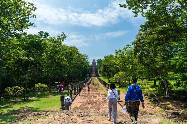 Unbekannte besuchen Prasat Khao Phanom auf historischem Niveau — Stockfoto