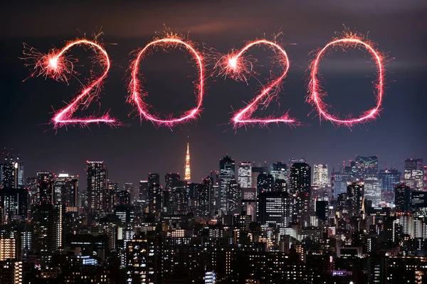 2020 Ευτυχισμένο το Νέο Έτος πυροτεχνήματα πάνω από το Τόκιο cityscape τη νύχτα, Ιαπωνικά — Φωτογραφία Αρχείου